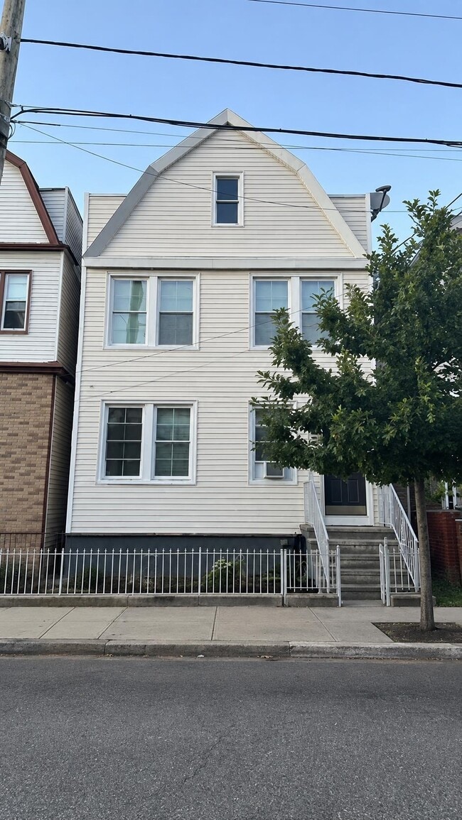 Building Photo - 171 W 19th St