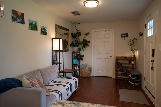 Family Room - 541 W Hancock St