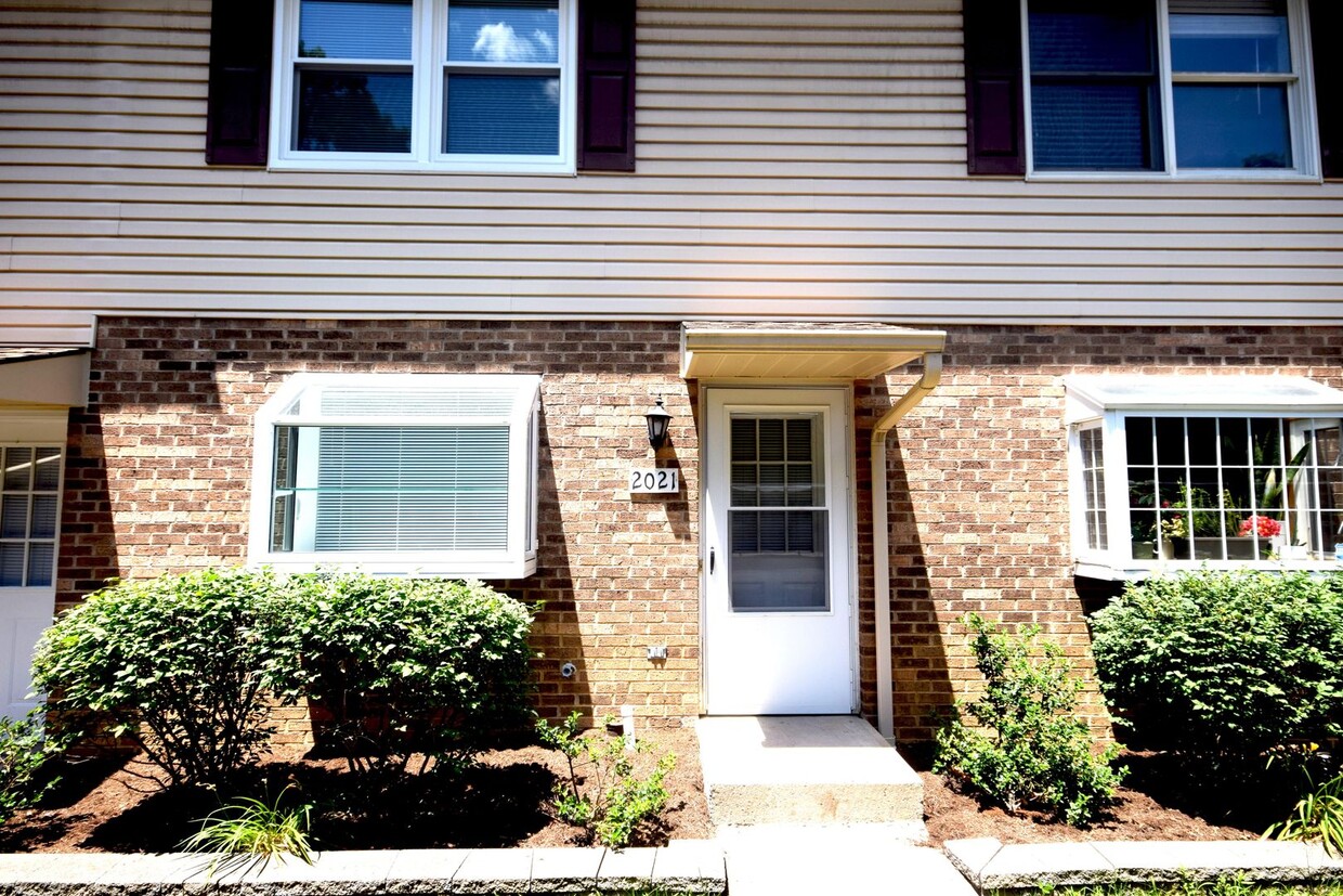 Foto principal - Newly Remodeled 2-Bedroom Townhome on Mary...