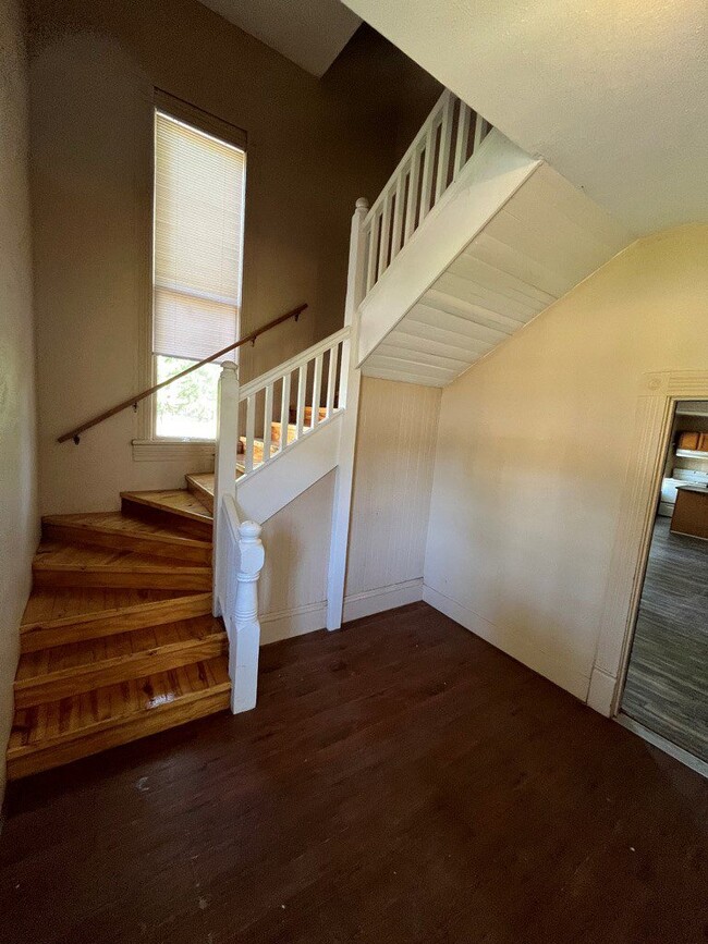 Foyer - 601 S Fredonia St