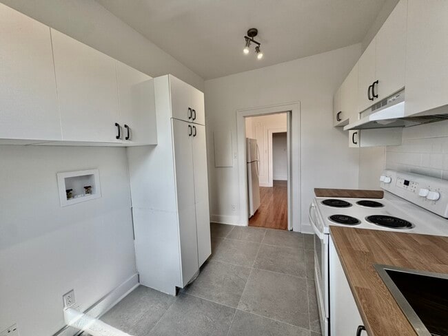 Building Photo - 3855 Av Northcliffe