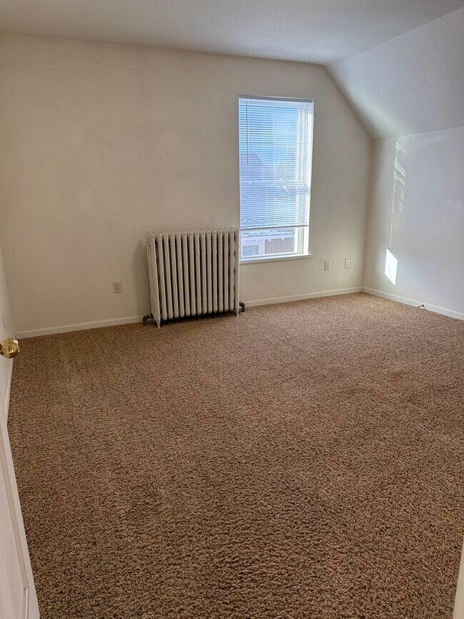 Building Photo - 376 Alger St