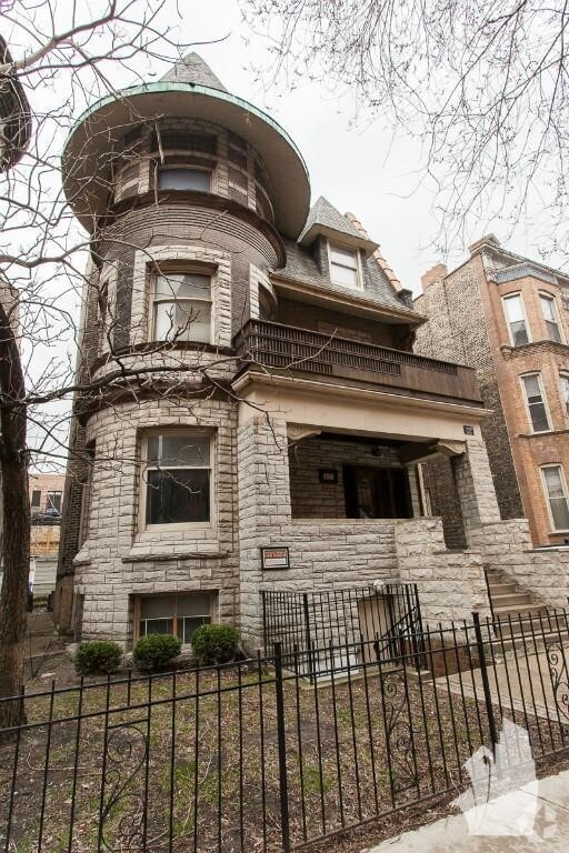 Building Photo - 847 W Wellington Ave