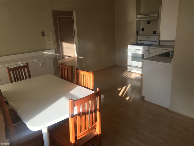 Building Photo - 2 br, 1 bath Apartment - 605 Harrison Ave #4