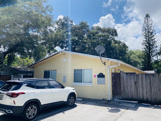 Building Photo - 709 SW 13th Ave