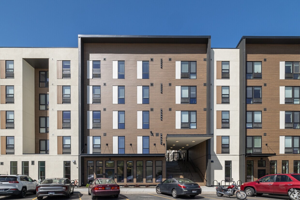 Entrada del edificio - Denton Apartments