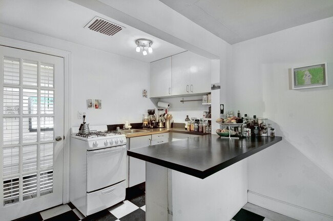 Foto del edificio - West Village Brownstone Penthouse 1BR