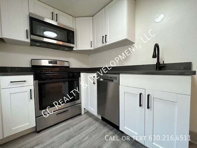 Building Photo - ***RENOVATED / 1 BDRM - 1 BTH / BLOCKS FRO...
