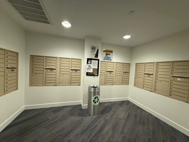 Building Photo - Cozy downtown condo