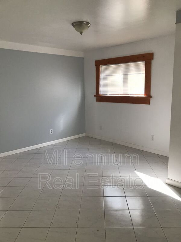 Building Photo - 734 Kinney Rd
