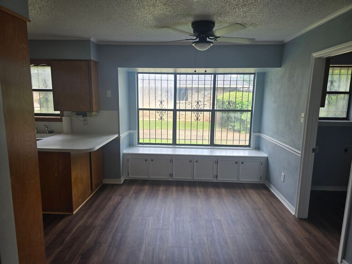 Building Photo - Refurbished - 3 bdrm 2 bath