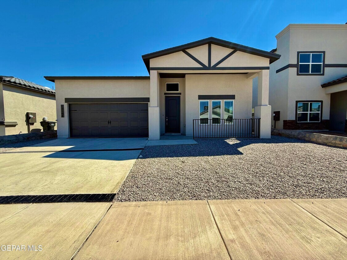 Foto principal - 15164 Ambition Ave