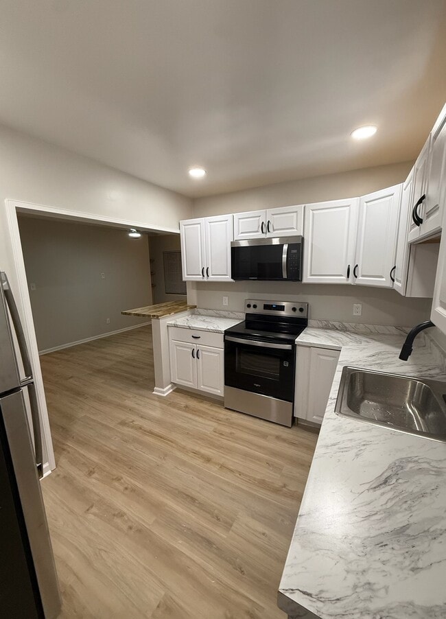 Building Photo - 627 Shady Ln Dr