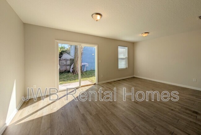 Building Photo - 665 Melba St