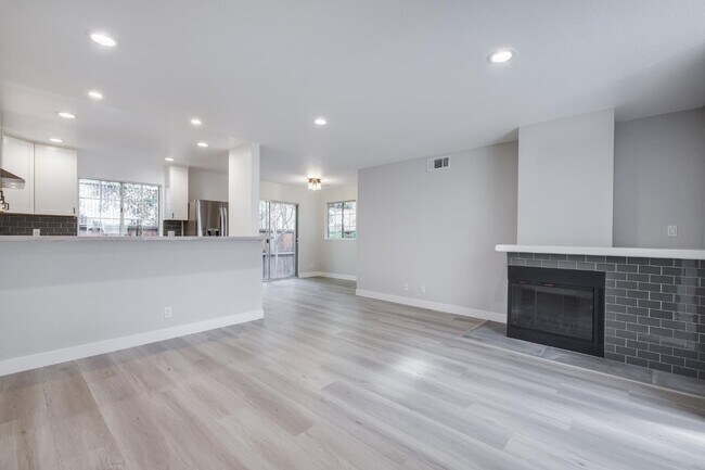 Building Photo - 1015 Woodside Rd