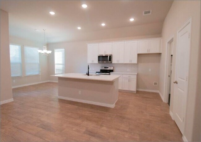 Foto del edificio - 535 Hillcrest Cir