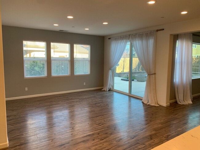 Building Photo - Gorgeous 4 Bedroom, 3 Bath Ellis-Landmark ...