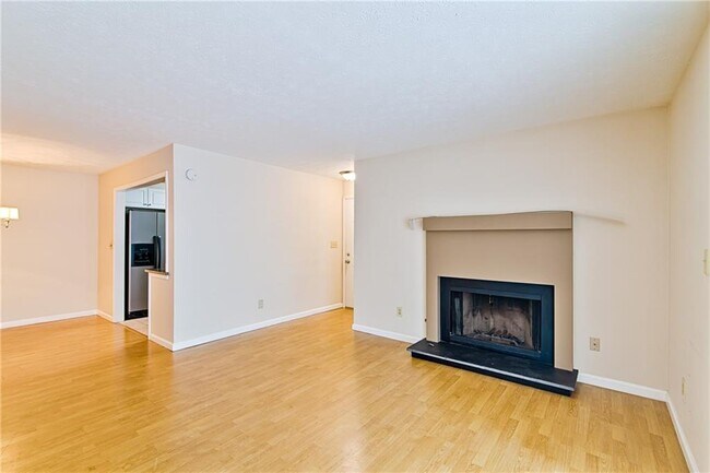 Building Photo - 1102 Augusta Dr