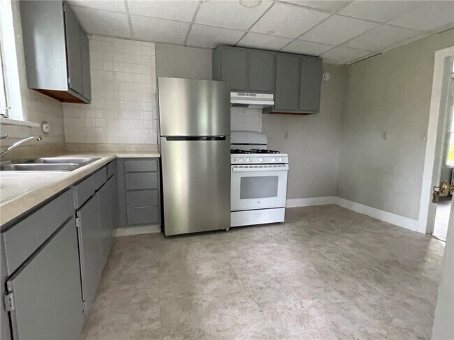 Foto del edificio - 654 Spencer Rd