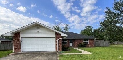 Building Photo - 2123 Hickory Dr