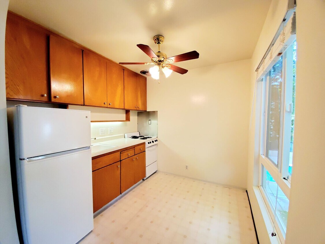 Primary Photo - Woodlake studio available now!