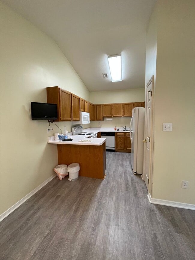 Building Photo - Maryville 37801 - 2 bedroom, 2 bath condo with a 1-car garage & sunroom - Call Tom Parry (865) 60...