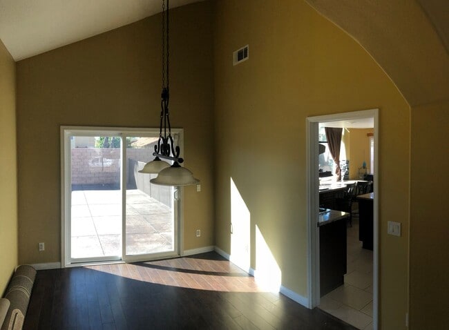 Building Photo - Beautiful 4 bedroom / 3 bathroom Heritage Home with Pool, Spa and Solar!