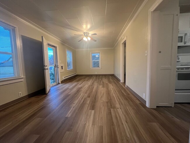 Building Photo - Cute, One bedroom duplex in Central Medfor...