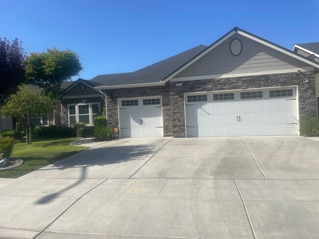 Building Photo - Beautiful home