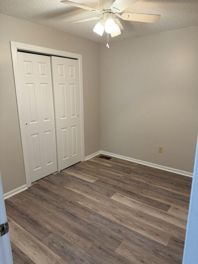 Building Photo - 2 bedrooms / 2 baths Duplex unit
