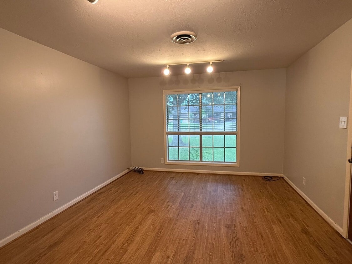 Building Photo - Duplex Apartment with nice yard