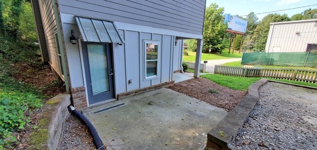 Building Photo - Preleasing for Fall 2026 - 4 Bedroom 4 Bat...
