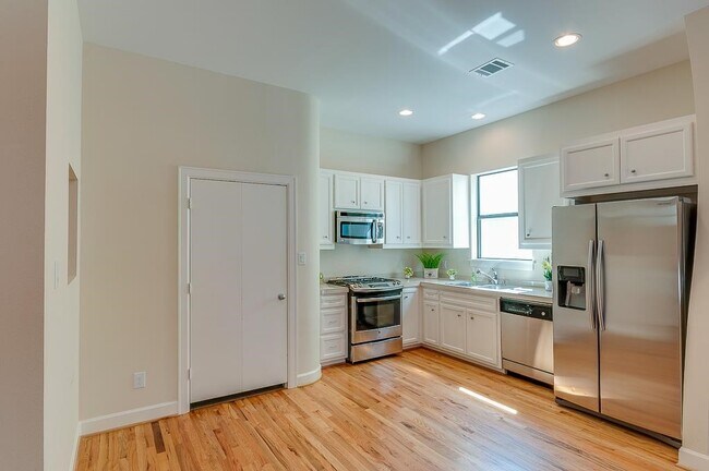 Foto del edificio - 3703 Main Poplar Dr