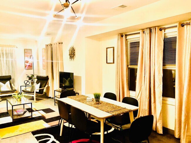 Otra vista del comedor. - 621 W 43rd St