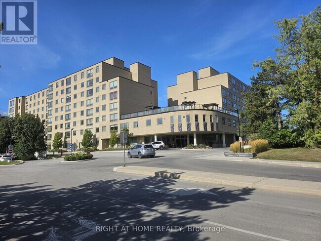 Photo du bâtiment - 326 Major Mackenzie Dr E