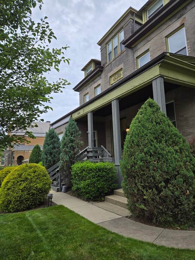 Front - 220 Noble Ave