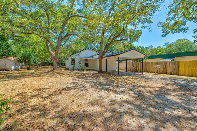 Building Photo - 104 N Pecan St