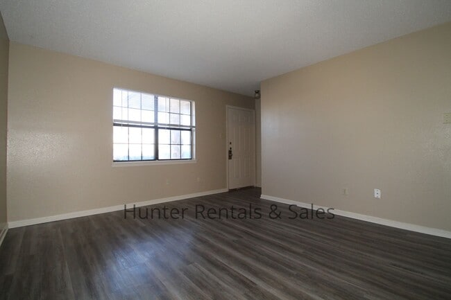 Building Photo - Rent Me Now!