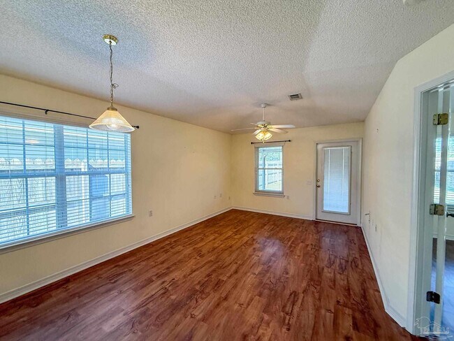 Foto del edificio - 8062 Heirloom Dr