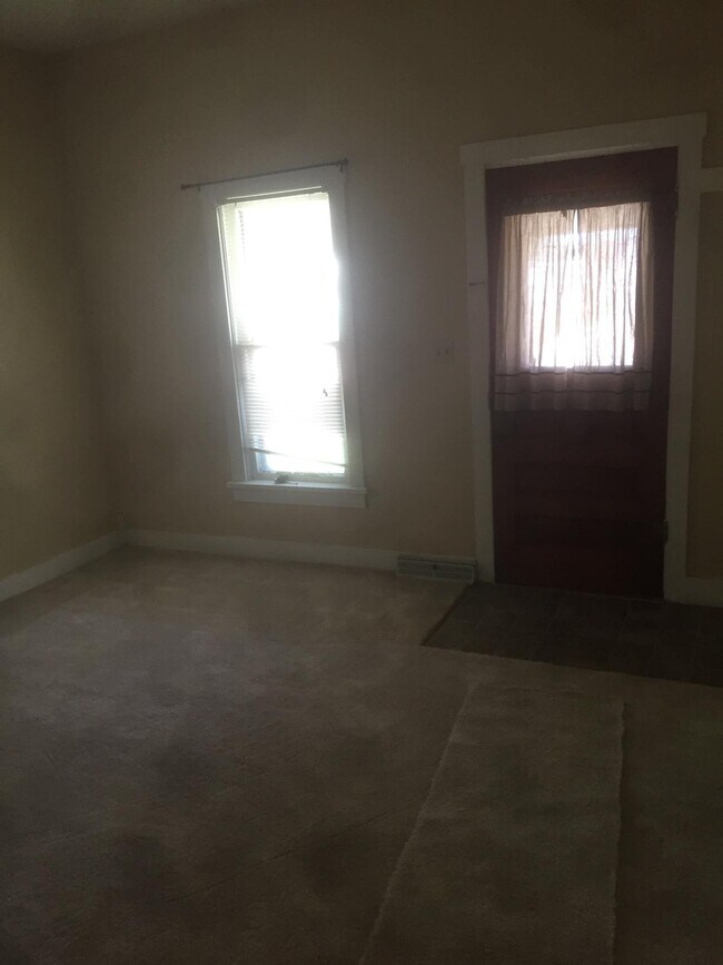 living room - 101 S Plum St