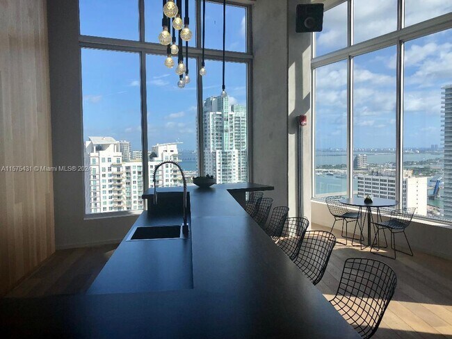 Foto del edificio - 151 SE 1st St