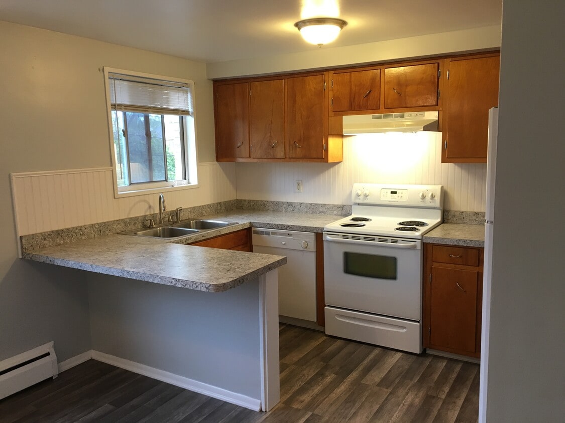 Kitchen w/Breakfast Bar - 96 Belmont Ave