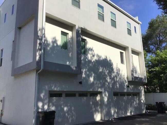 Building Photo - Orlando 3 BEDROOM Townhome Located In SODO