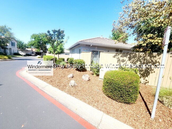 Building Photo - Bright 3 bedroom, 2 bath in Gated Communit...