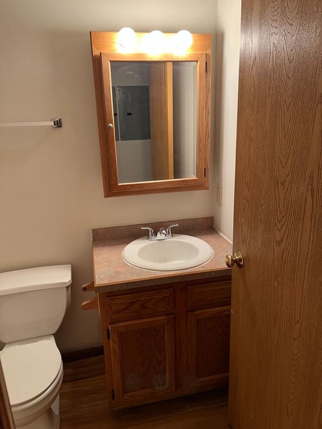 Building Photo - Upstairs apartment....3 Bed 2 Bath
