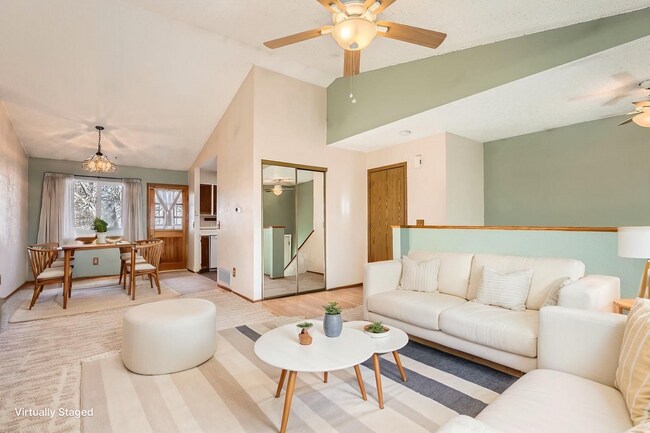 Foto del edificio - Spacious 2-Bed Townhome with Private Yard & 2-Car Garage in Aurora