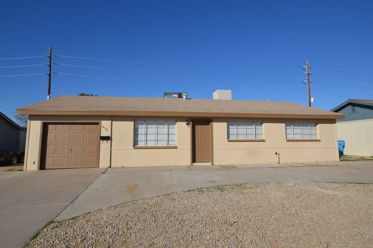 Primary Photo - 3438 W Rosewood Ave