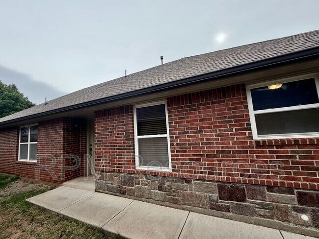 Building Photo - 2401 Golden Ln