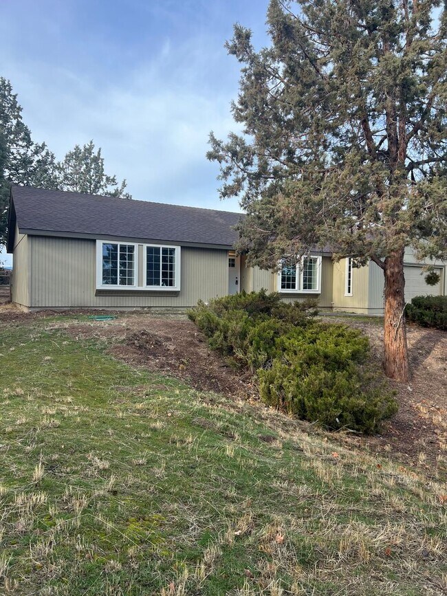 Building Photo - Updated Home with Mountain Views Tumalo