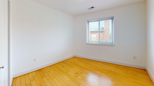 Foto del edificio - Top Floor Two Bedroom/Two Bathroom W/Sunli...